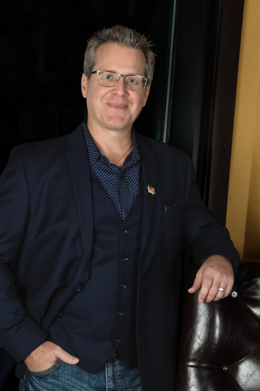 Portrait of Warren Hilla